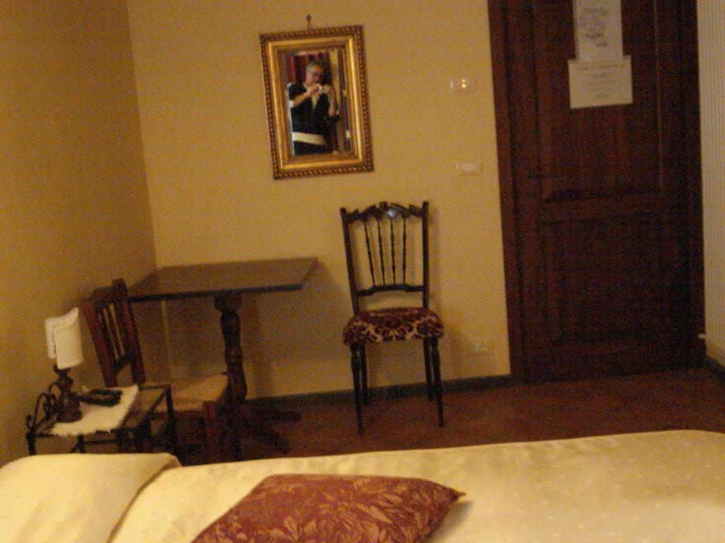 La Campana D'Oro Hotel Беверино Стая снимка